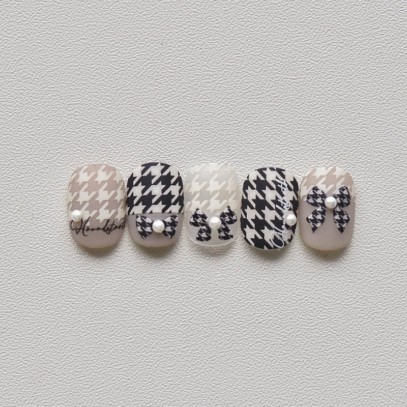 Houndstooth nail design