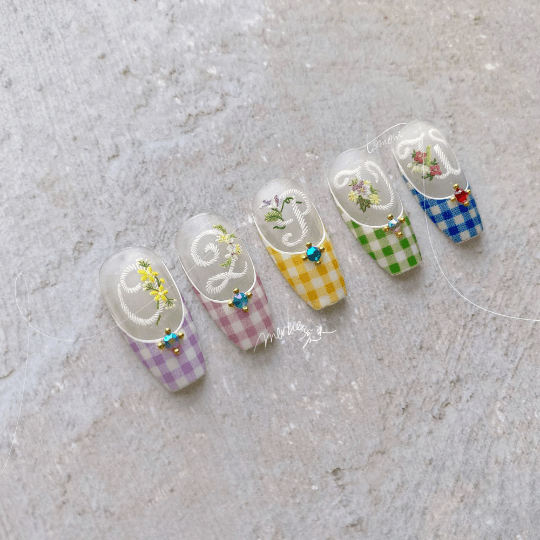 flower letter nail design