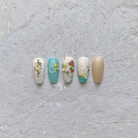 dainty flwoer nail design