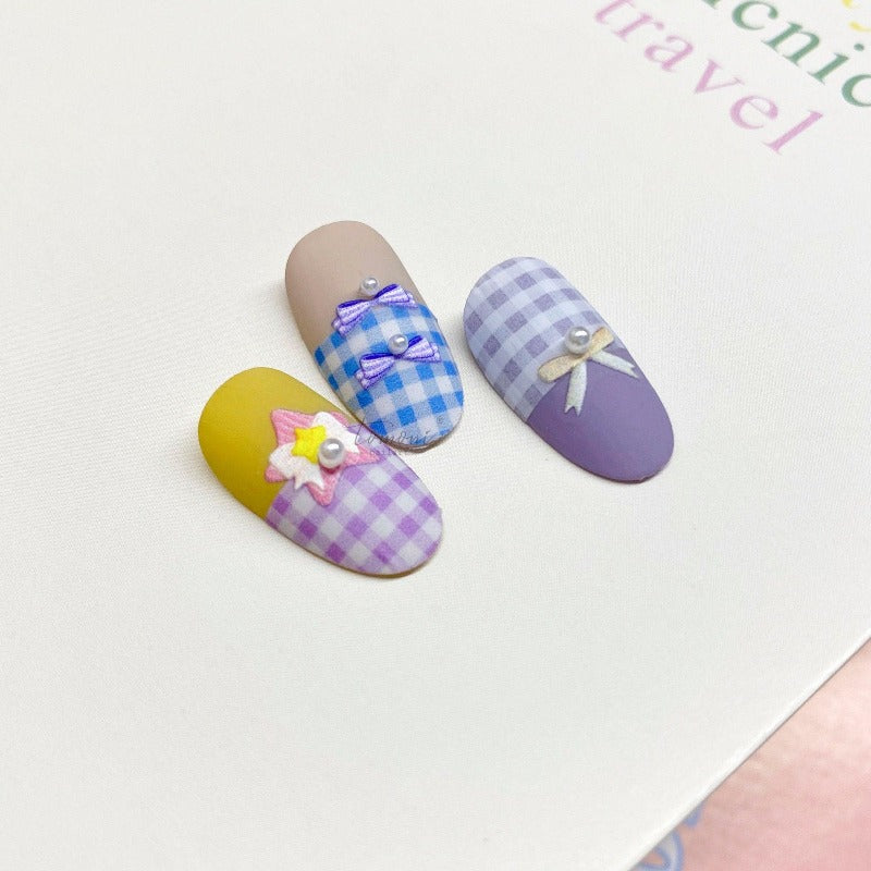 kawii grid nail design